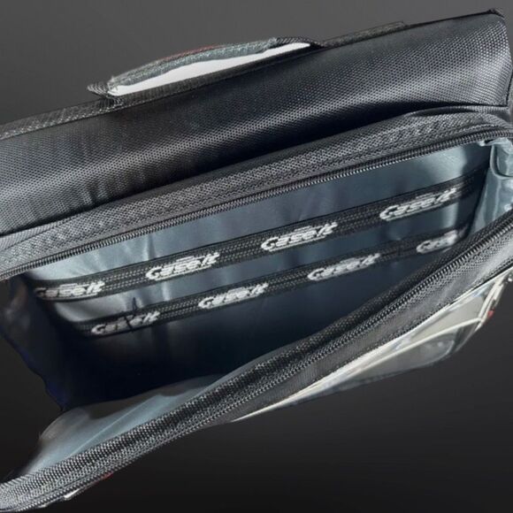 NEW Case-it The Universal 2-inch 3-Ring Zipper Binder Holds 13" Laptop w/Strap - Picture 3 of 6